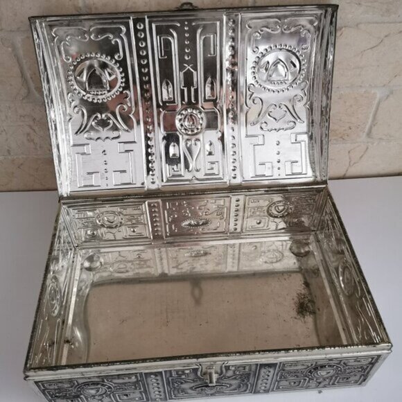 Vintage Holland Treasure Chest Tin Metal Victoria Biscuit Hinged Lid Kids Toy - Picture 5 of 10